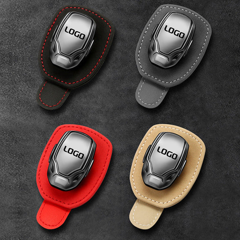 Clip per occhiali multifunzione in pelle scamosciata con logo dell'auto